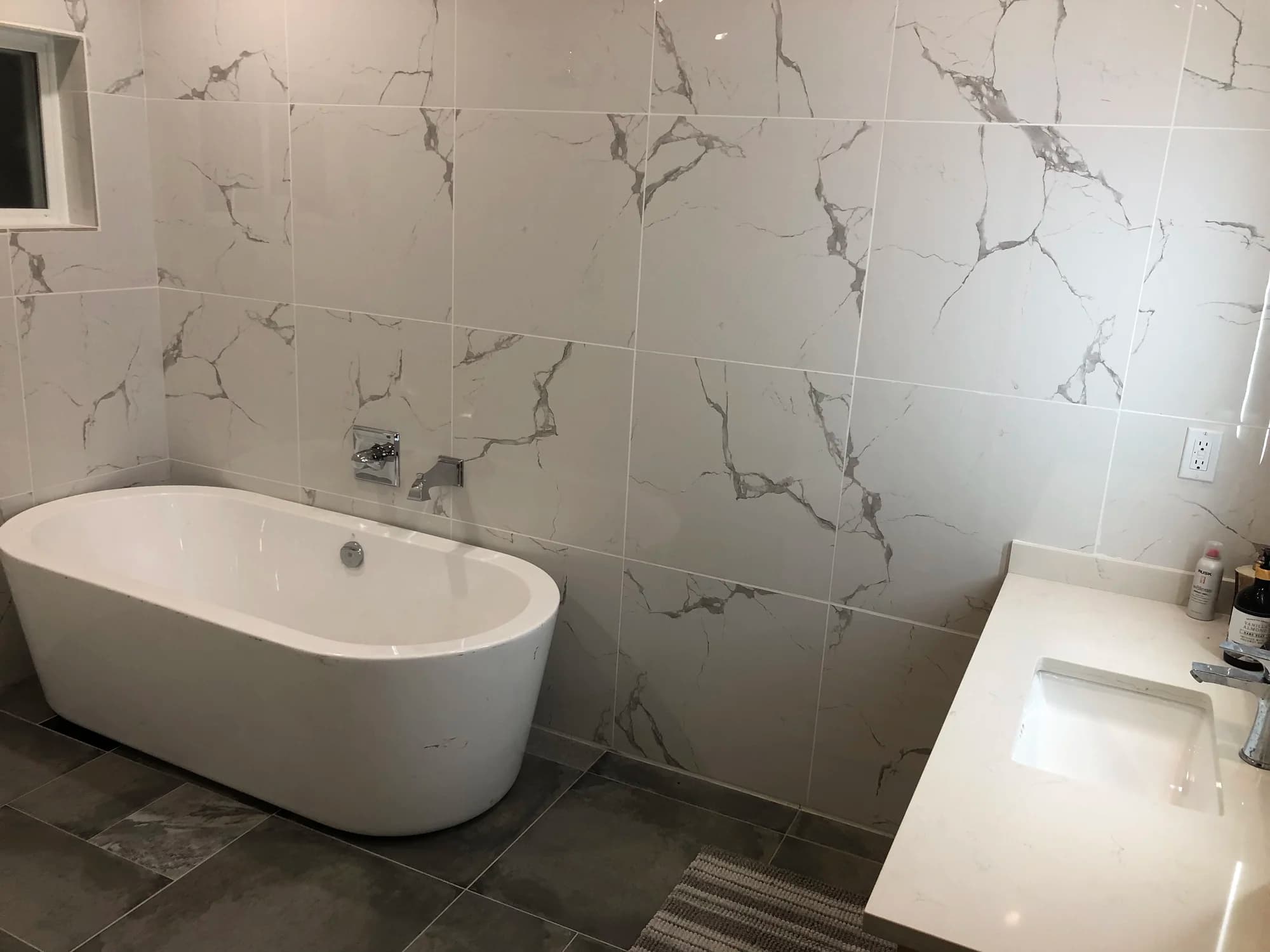 Freestanding soaker tub